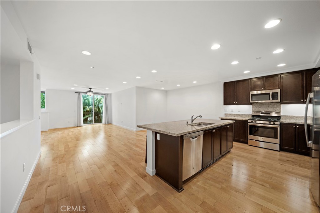 87 Waldorf, Irvine